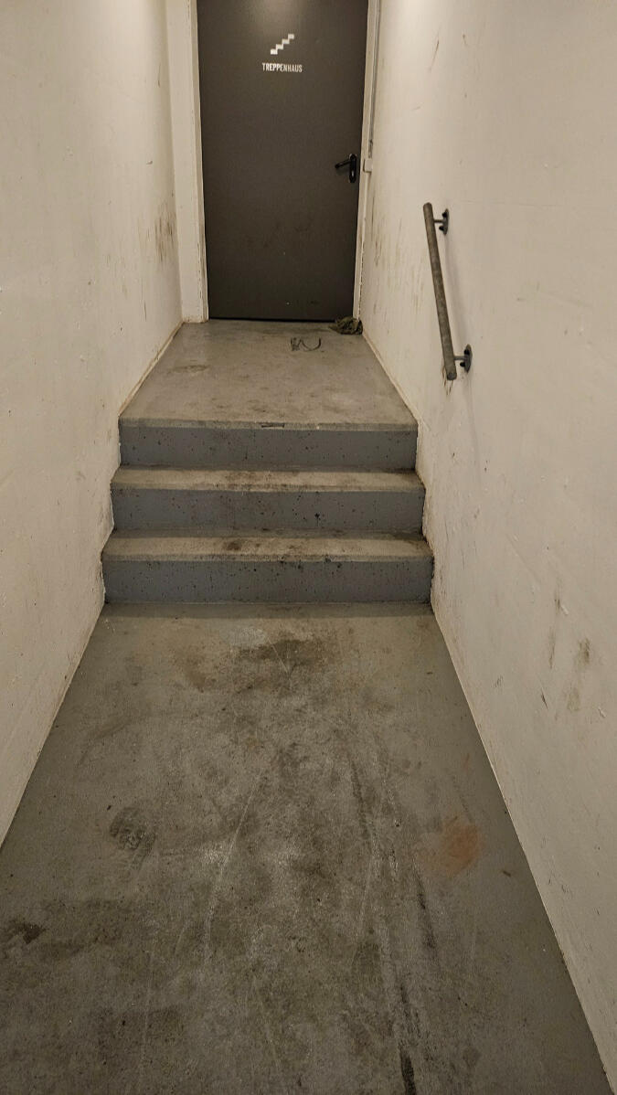 Treppenreinigung – Vorher Verschmutzte Treppenstufen vor der Reinigung durch DOCE'S Hausmeisterdienst