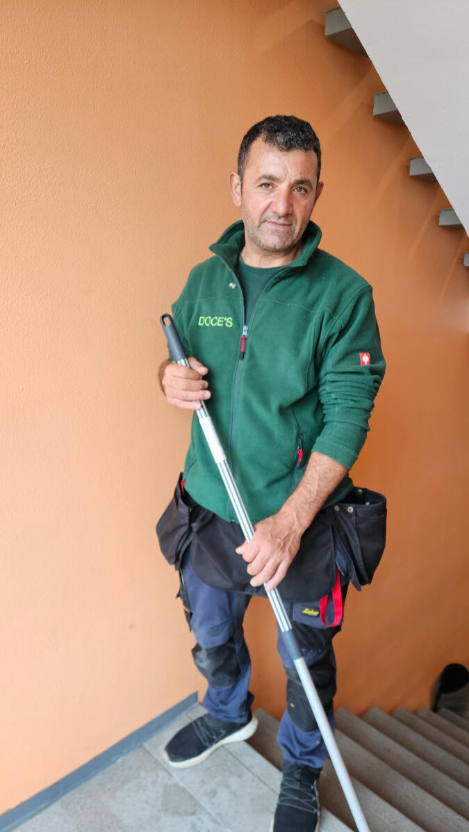 Hausmeister bei der Arbeit Mitarbeiter von DOCE'S Hausmeisterdienst mit Reinigungsgerät