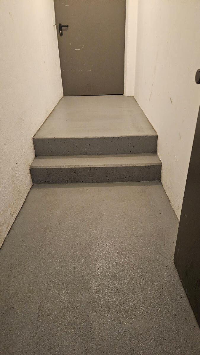 Gereinigte Treppenstufen nach der professionellen Treppenhausreinigung